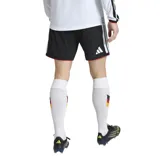 Short de fútbol Adidas de Alemania, modelo Home 2026. Diseño negro con tres tiras blancas a los costados y detalles en rojo en el ruedo.