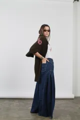 Jean ancho azul de tiro alto, confeccionado en denim, con diseño amplio y cómodo.
