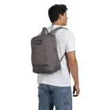 Mochila JanSport color gris, con un compartimento principal, bolsillo frontal con cierre, bolsillo lateral para botella de agua y sobre interno acolchado para laptop de 15 pulgadas.