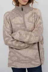 Buzo de tejido de punto con cierre frontal, cuello alto y diseño estampado en tonos beige y marrón.