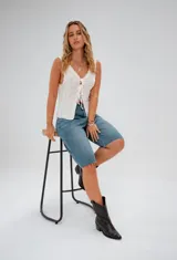 Bermuda de jean azul con terminación desflecada.