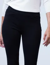 Jegging azul con pretina elastizada, bolsillos delanteros simulados y bolsillos traseros aplicados.