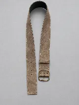 Faja ancha de cuero color tostado con hebilla metálica rectangular de tono bronce y pasador a juego.