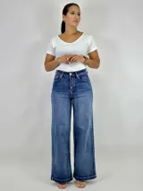 Pantalón de jean azul de tiro alto, corte wide leg y ruedo desflecado.