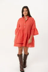 Vestido corto color coral con cuello mao, botones hasta la cintura y mangas con volados.