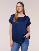 Blusa azul marino de silueta relajada confeccionada en satén, con escote redondo, hombros caídos y mangas cortas de corte japonés con puño doblado.