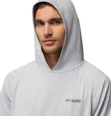 Remera con capucha Columbia modelo PFG Solar Stream Hoo de manga larga en color gris, con tecnología Omni-Shade de protección UV y Omni-Wick de secado rápido, ideal para pesca y actividades al aire libre.