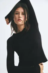 Remera negra entallada de manga larga, confeccionada en tejido de punto de algodón acanalado con cuello redondo.