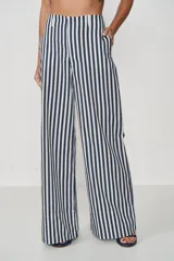Pantalón palazzo a rayas verticales azul marino y blanco, con cintura alta y bolsillos laterales.