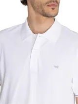 Remera polo de manga corta confeccionada en piqué de algodón pima. Presenta cuello clásico con cierre de botones, detalles en contraste en los puños y logo bordado en el pecho.
