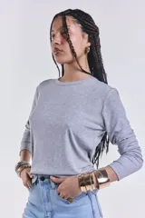 Remera básica de manga larga en color gris melange, con textura acanalada y cuello redondo.