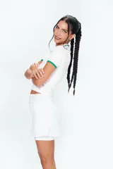 Minifalda deportiva blanca con cintura alta, calza interna y bolsillo lateral para pelota.