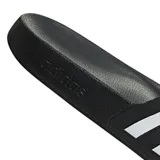 Ojotas Adidas Adilette Aqua de color negro con tres bandas blancas en el empeine, diseño de una sola pieza moldeada.