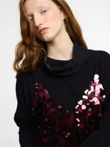 Vestido corto de lentejuelas color rojo y fucsia, con tirantes finos.