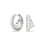 Aros tipo argolla con baño de rodio, adornados con circonitas Swarovski talla baguette y perlas Swarovski Crystal.