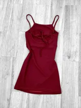 Vestido corto rojo con breteles finos y escote cuadrado.