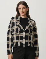Chaqueta negra de tejido de punto con diseño a cuadros en tonos beige y blanco, cuello tipo blazer y bolsillos frontales.