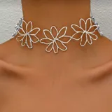 Gargantilla plateada con diseño de flores caladas.