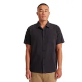 Camisa negra de manga corta con cuello clásico y bolsillo en el pecho.