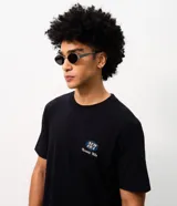 Remera negra de algodón con cuello redondo, manga corta y calce cómodo. Presenta una gran estampa en la espalda de inspiración automotiva retro con el texto "Legendary 80s Beast" y la ilustración de un auto clásico.