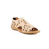 Sandalias de cuero marrón claro, estilo cerradas con diseño de perforaciones circulares en el empeine, suela plana y taco bajo.
