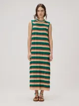 Vestido midi sin mangas de corte holgado, con diseño de rayas horizontales en tonos verde azulado, marrón y rosado. Presenta cuello redondo y aberturas laterales en el dobladillo.