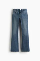 Jeans de denim azul medio con ligero efecto desgastado, tiro bajo y corte acampanado (bootcut) desde la rodilla. Presenta cierre y botón frontal, bolsillos delanteros decorativos y bolsillos abiertos traseros.