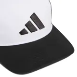 Gorra tipo trucker Adidas con frente blanco, visera negra y paneles traseros de malla negra. Presenta el logo de la marca bordado en el frente.