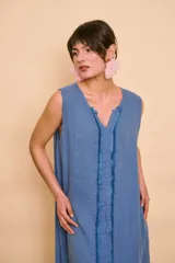 Vestido midi sin mangas de color azul, con escote en V y detalles de flecos y lentejuelas brillantes en el frente y el borde inferior.