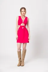 Vestido corto fucsia con escote en V y corte a la cintura. Presenta aberturas laterales y lazo ajustable en la espalda.