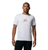 Remera técnica Columbia para hombre, color blanco, de manga corta y cuello redondo. Presenta un pequeño estampado gráfico rojo en el pecho con diseño de montañas y el logotipo de la marca.