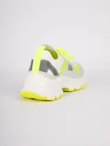 Zapatillas deportivas blancas con detalles en amarillo flúor y gris, con cordones y plataforma de 5cm.