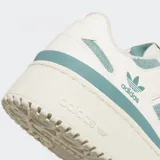 Championes Adidas Forum Bold Stripes, color blanco hueso con detalles en celeste. Presentan las tres tiras laterales de Adidas en gamuza celeste.