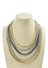 Collar multicapa de eslabones texturizados en tonos dorado y plateado.