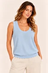 Musculosa de punto celeste con escote redondo y diseño sin mangas.