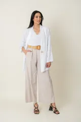 Pantalón de algodón con spandex, de corte ancho y tiro alto, con cintura elastizada, bolsillos laterales y cinto rústico incluido.