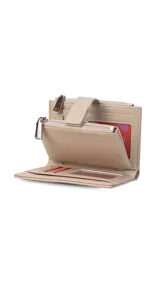 Billetera mediana de diseño compacto en color rosado, con cierre mediante presilla y compartimento adicional con cierre metálico. Presenta el logo de la marca grabado en el frente.