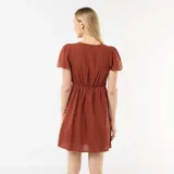 Vestido corto marrón con escote en V, mangas cortas estilo mariposa y detalle de botones frontales. Presenta un corte ajustado bajo el busto y falda ligeramente acampanada.