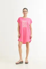 Vestido corto color verde agua con estampado de flor lineal, de corte recto y manga corta. Incluye cinturón de jean anudado a la cintura.