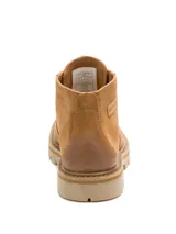 Bota tipo chukka Caterpillar, confeccionada en gamuza color marrón con acabado texturizado en la puntera. Presenta cierre mediante cordones, suela de goma dentada para mayor tracción y detalles de marca grabados en el lateral y la lengüeta.