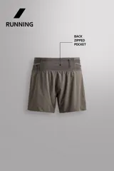 Short deportivo de trail running confeccionado en tejido técnico elástico con textura. Presenta una cintura elástica ancha con compartimentos integrados, bolsillo trasero con cierre y aberturas laterales en el bajo.