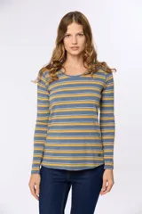 Remera de manga larga con cuello redondo, confeccionada en tejido con diseño de rayas horizontales en tonos azul, rojo y beige sobre una base jaspeada.
