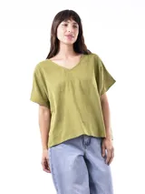 Blusa de corte holgado color oliva, con escote en V y mangas cortas con caída natural.