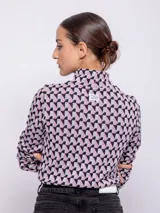 Polera negra con estampado geométrico en blanco, de cuello alto y manga larga.