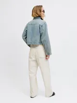 Jeans baggy de tiro bajo en color marfil, con diseño de pernera ancha y costuras pespunteadas a contratono.
