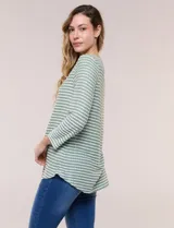Blusa de manga tres cuartos color verde con rayas horizontales blancas, escote bote y ruedo curvo.