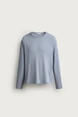 Camiseta de corte relajado con textura acanalada, cuello redondo y manga larga.