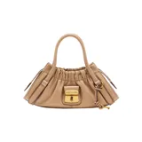 Cartera satchel compacta de cuero de cordero negro, con diseño estructurado, frunces en la parte superior, doble asa de mano y correa ajustable para llevar al hombro o cruzada. Incluye cierre metálico frontal con logo grabado.