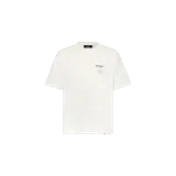 Remera blanca de manga corta de la marca Represent, modelo Revere Manor. Confeccionada con diseño clásico de cuello redondo y corte relajado, presenta un pequeño estampado tipográfico negro en el pecho.