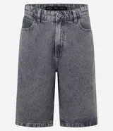 Bermuda de jean estilo baggy, color negro gastado, con bolsillos, cierre de botón y cremallera, y pespuntes contrastantes.
